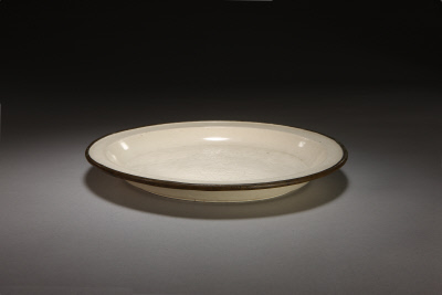 图片[1]-Dingyao white glaze carved peony pattern folding plate-China Archive